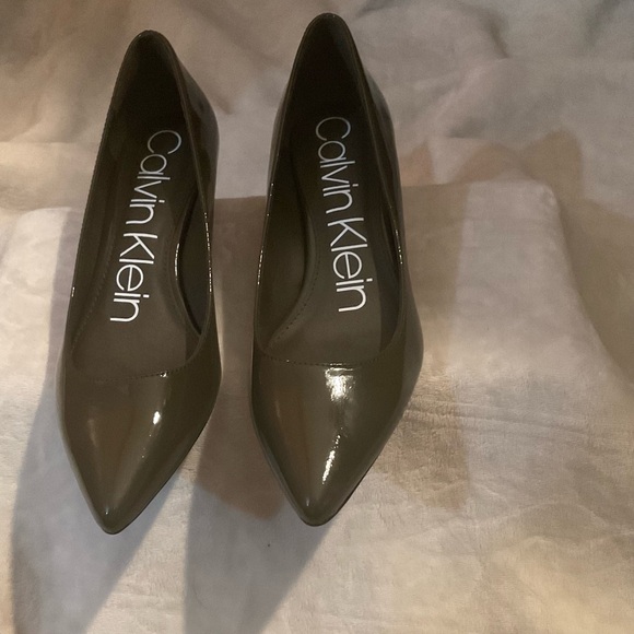 Calvin Klein Women's Dark Gray Kitten Heels Size 7 - Picture 1 of 5
